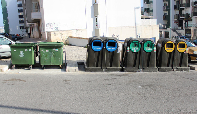 Caixotes do lixo e ecoponto na Rua Gomes Leal