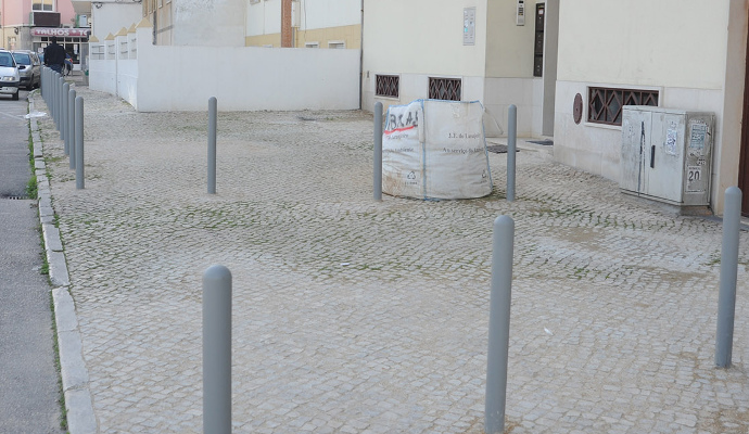Pilaretes e calçada na Rua Brigadeiro Baptista de Carvalho