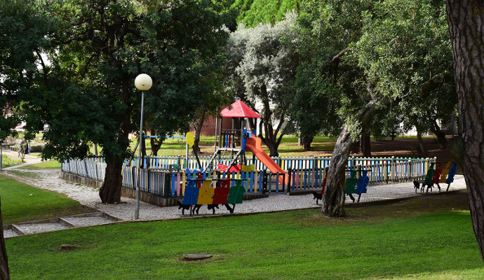 Limpeza de espaços verdes no Parque Luís Sá