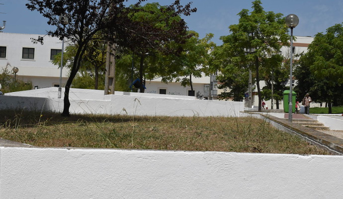 Pintura de muros e muretes no Largo Francisco Sousa Tavares