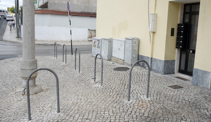  Baias de proteção junto do n.º 1 da Rua João Villaret