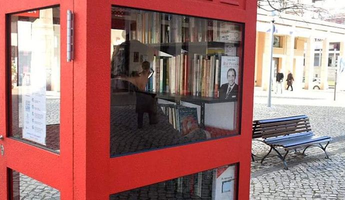 Cabine de Leitura na Praça Lopes-Graça