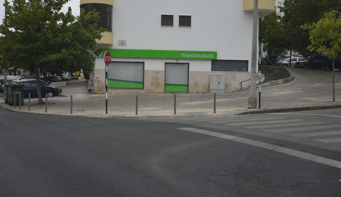 Pilaretes e calçada na Rua Guilherme Coração