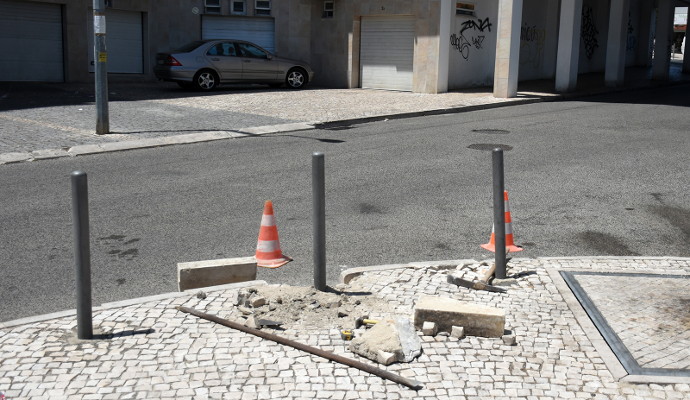 Recolocação de pilaretes na Rua Maria Judite Carvalho 