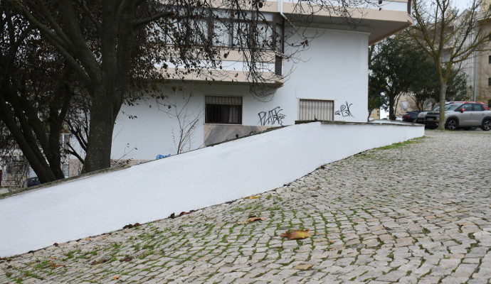 Pintura de muros e muretes na Rua Guilherme Coração
