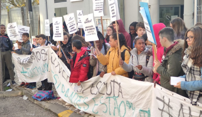 Solidariedade com a luta dos alunos da Escola Francisco Simões 