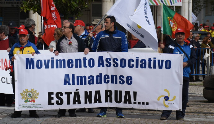 25 de Abril festejado na rua com Movimento Associativo