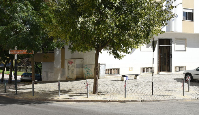 Pilaretes e calçada na rua Oliveira Martins