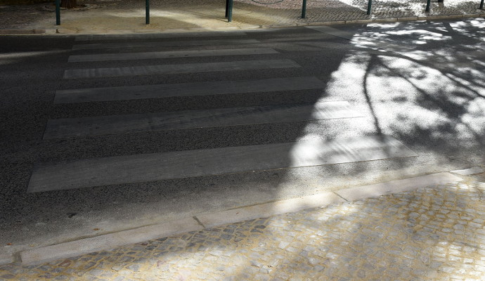 Rebaixamento do passeio ao longo da rua Oliveira Martins