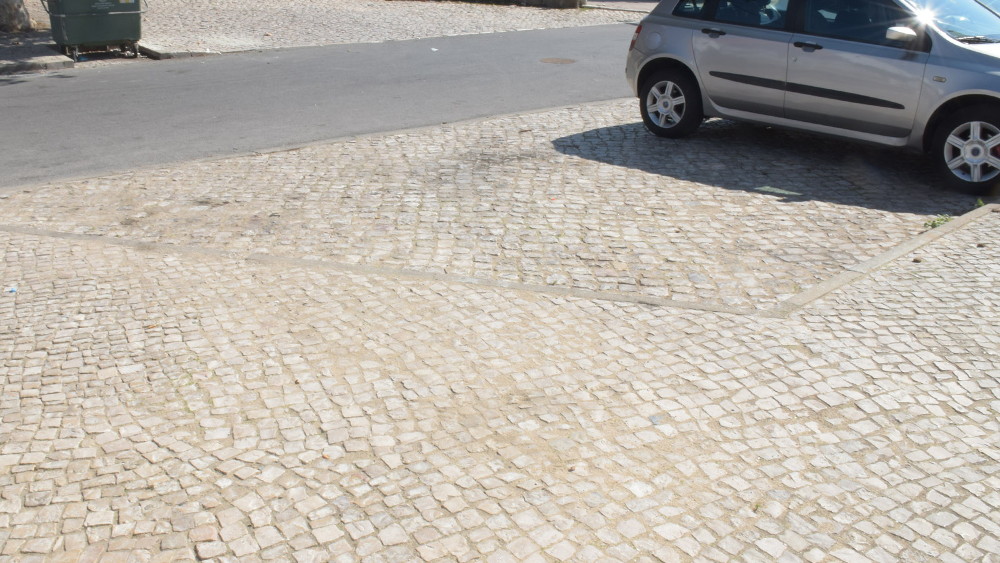 Regularização da calçada na rua Nuno Gonçalves no Laranjeiro