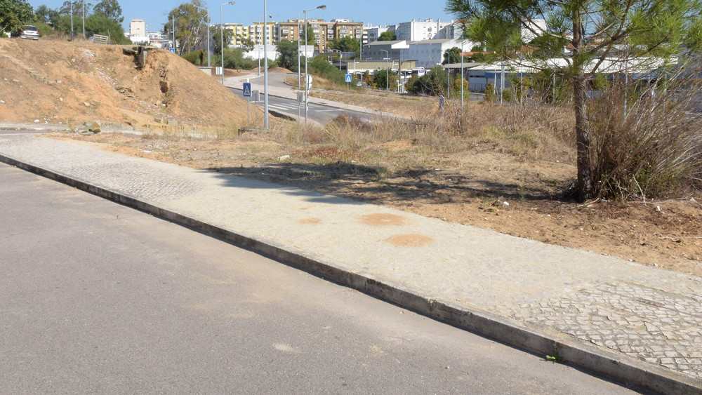 Regularização da calçada em diversos locais da rua Luís Villas-Boas