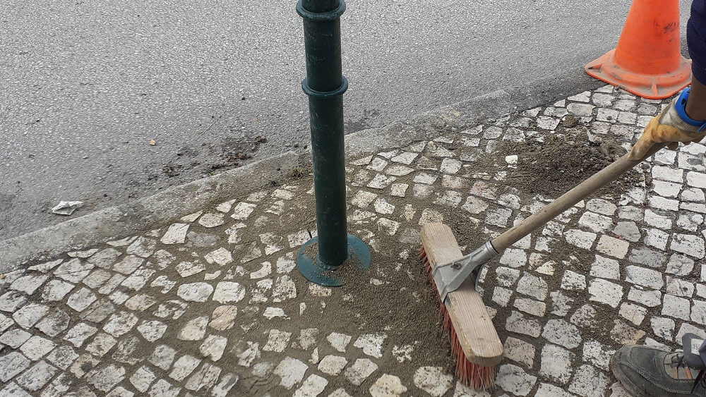 Regularização da calçada e reparação de pilarete na rua António Elvas