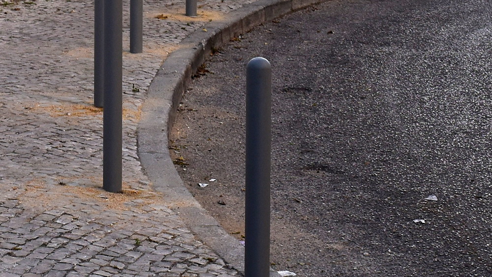 Regularização da calçada e colocação de pilaretes na rua Teófilo Braga