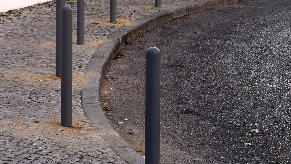 Regularização da calçada e colocação de pilarete na rua 8 de Setembro
