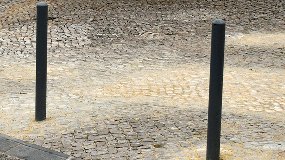 Regularização da calçada e colocação de pilaretes na rua Francisco Melo e Noronha