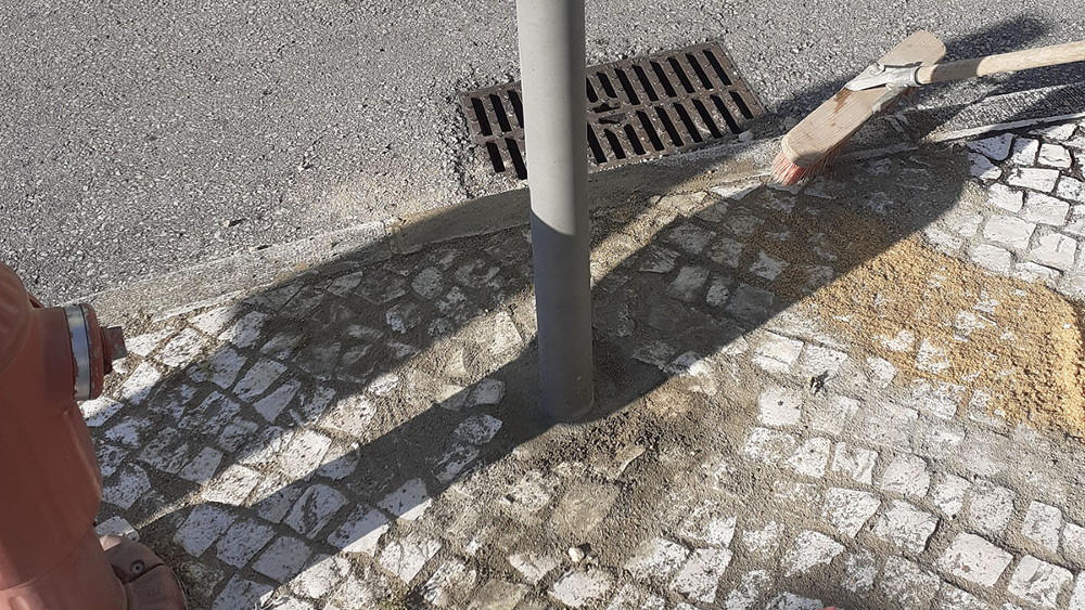 Regularização da calçada e reparação de pilarete na rua Maria Judite Carvalho
