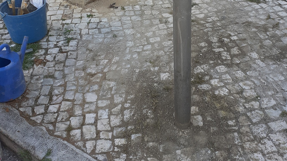 Regularização da calçada e colocação de pilaretes na rua Mário Martins