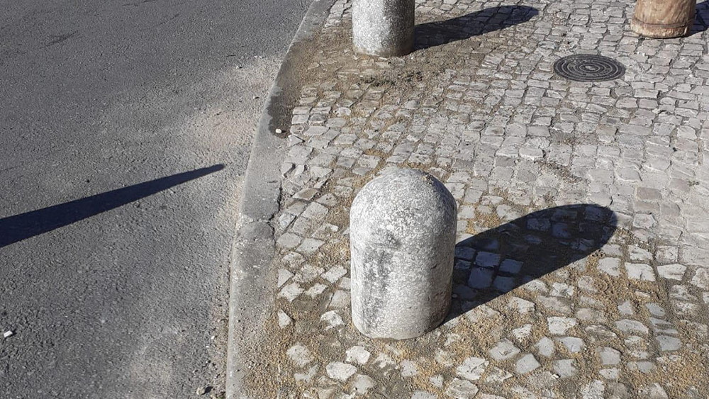 Regularização da calçada e reposição de frades na rua Dr. António Elvas