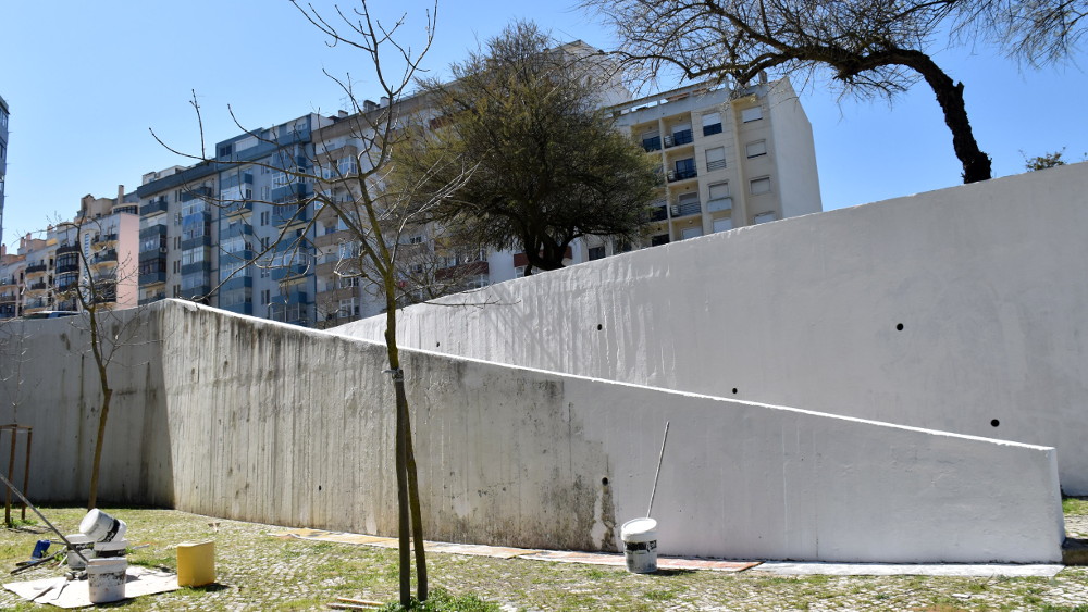 Pintura de muros e muretes na rua José Gomes Ferreira