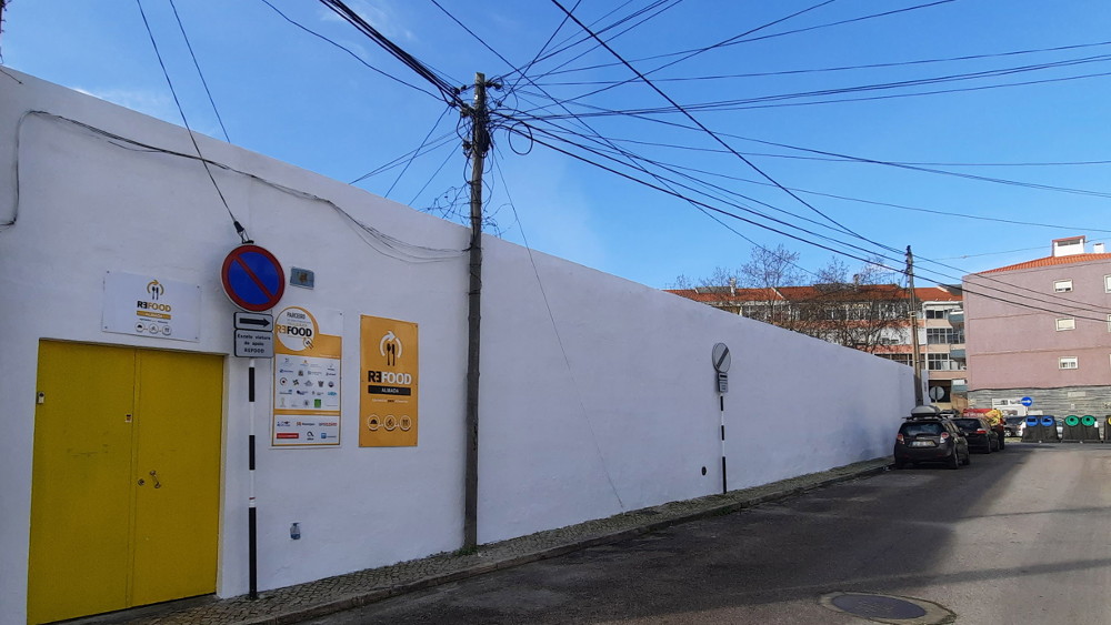 Pintura do muro situado na rua Isabel da Veiga