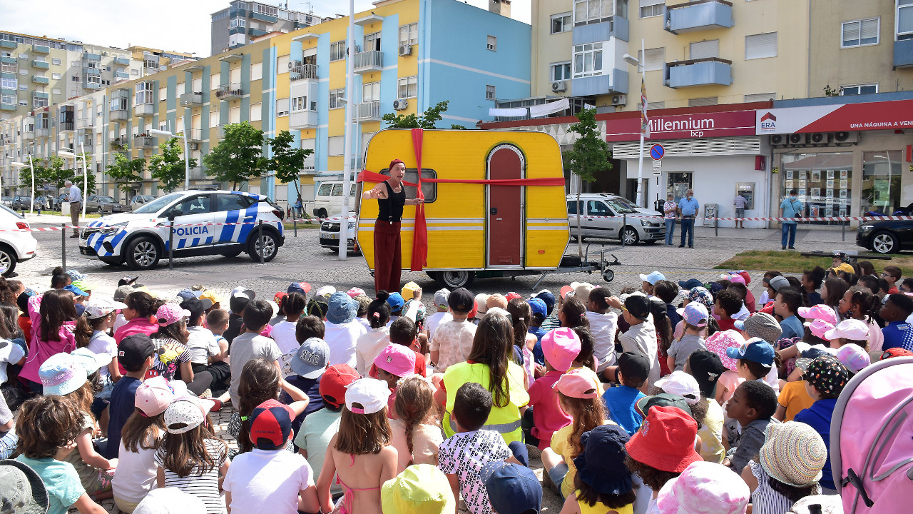 Festival Sementes enche praça da Portela para assistir a "Viva Raphael"