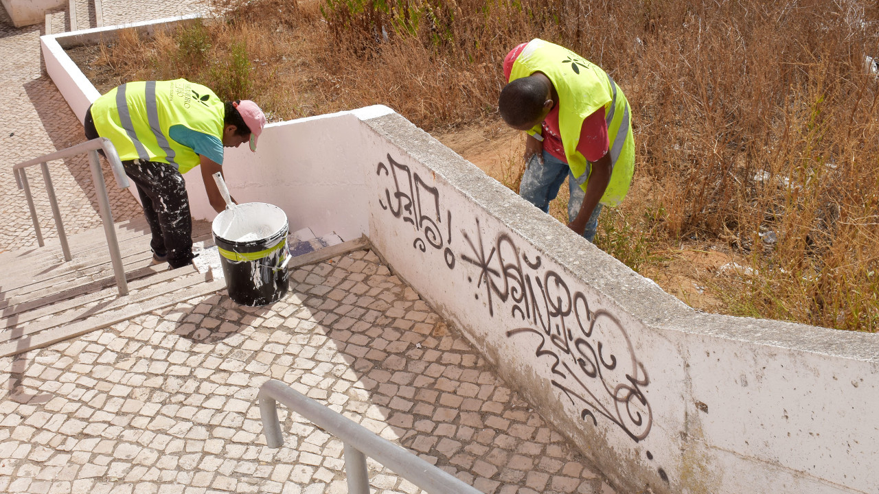 Pintura de muros e muretes nas traseiras da Rua Damião de Góis