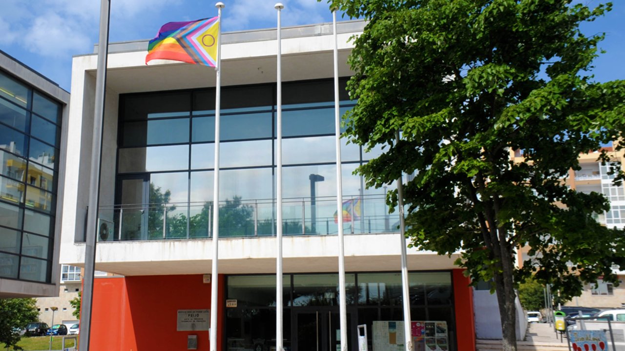 Junta de Freguesia hasteia bandeira pelos direitos LGBTI+