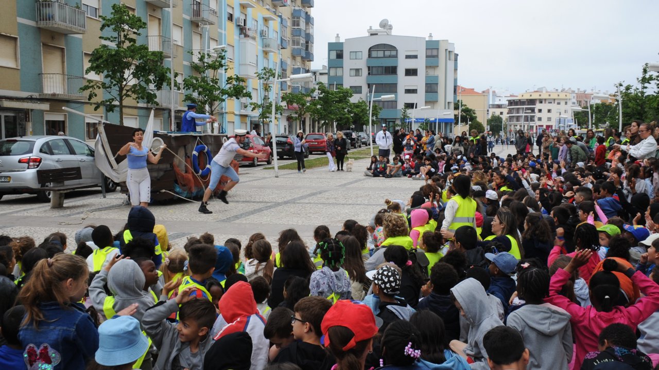 Crianças enchem Praça da Portela para ver "GLUBS"