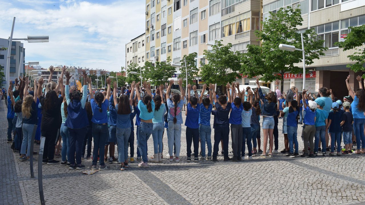Laço Azul Humano na Praça da Portela reuniu dezenas