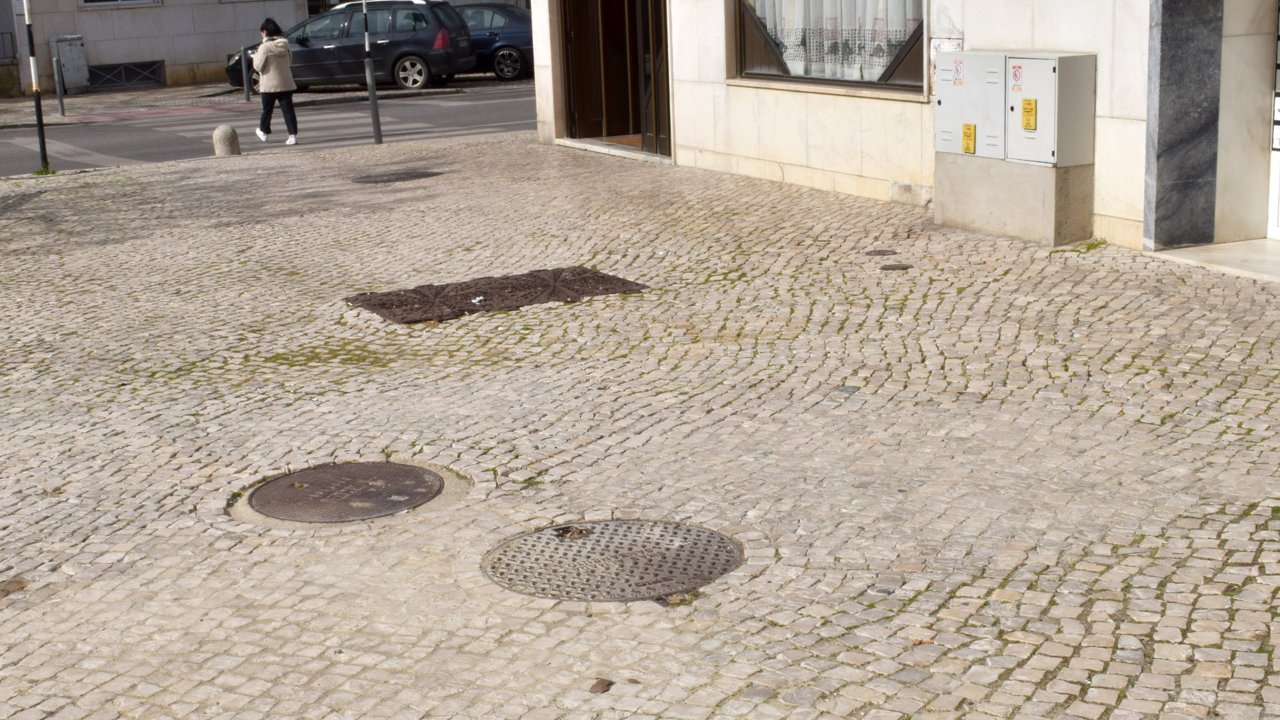Reparação da via pública na Rua Adriano Correia de Oliveira