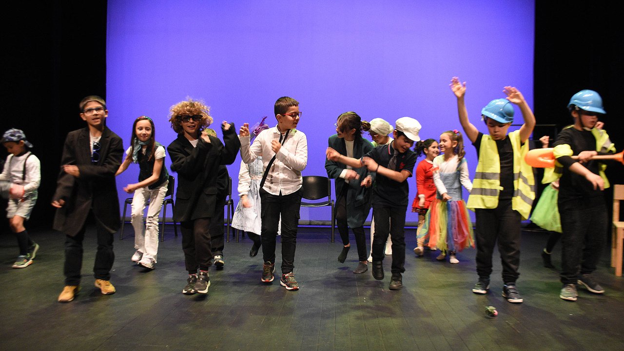 Crianças apresentaram os exercícios finais das oficinas de teatro