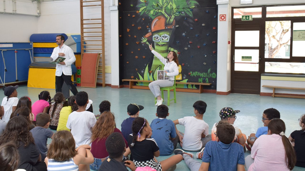 Peça de teatro inspira alunos no concurso "Abril sempre Vivo"