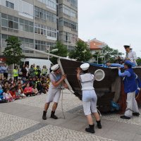 Crianças enchem Praça da Portela para ver GLUBS